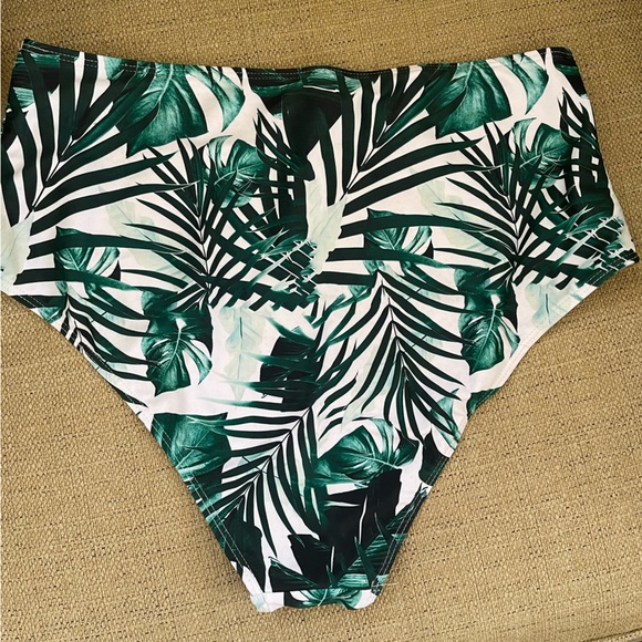 Green Bikini Set - Picture 6 of 7